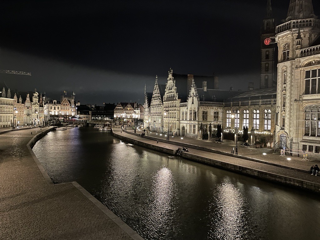 A picture of Ghent at night